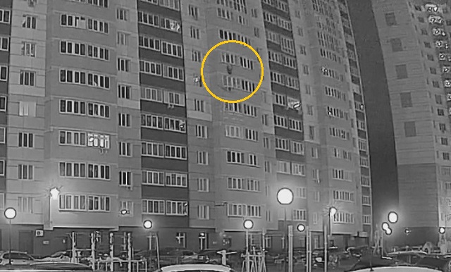 Девушку вытолкнули из окна восьмого этажа дома в Оренбурге – видео