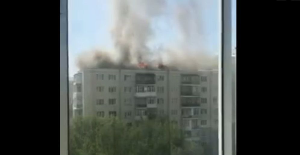 В центре Екатеринбурга горит крыша многоэтажки – видео