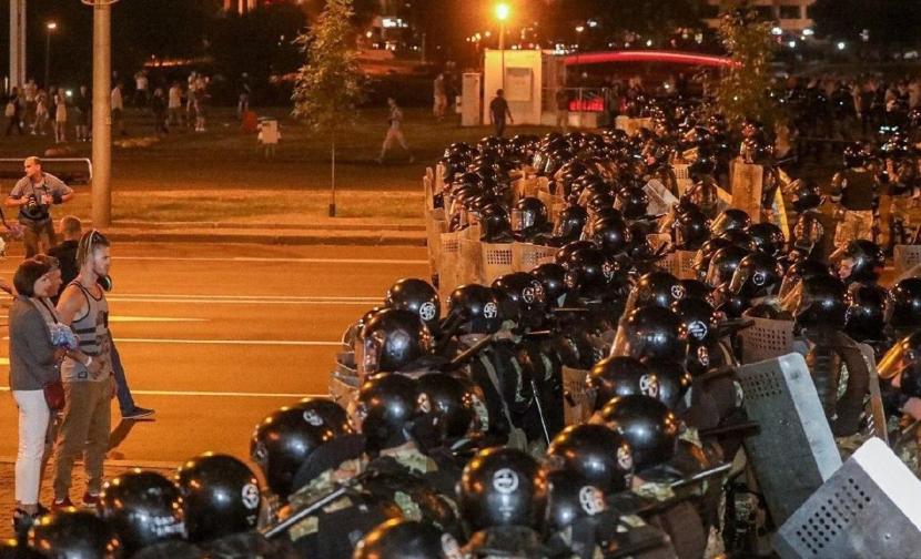 В Минске вспыхнули массовые беспорядки, на улицах строят баррикады