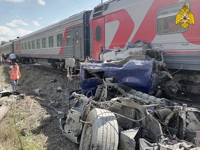 Водитель цементовоза погиб при столкновении с поездом в Калужской области