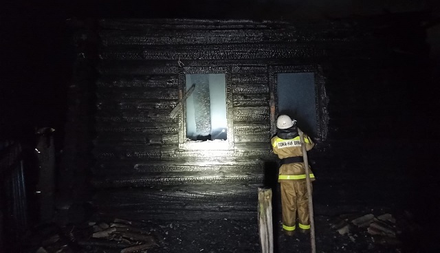 Двое мужчин заживо сгорели на пожаре в частном доме в Татарстане