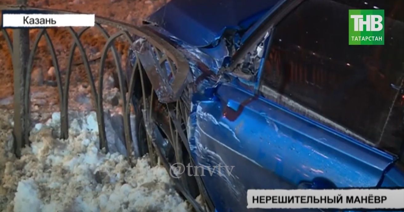 В Казани забор едва не проткнул водителя BMW насквозь | tnv.ru