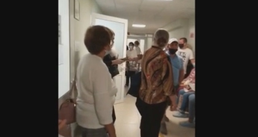 Разбушевавшаяся толпа: скандал в казанской поликлинике сняли на видео