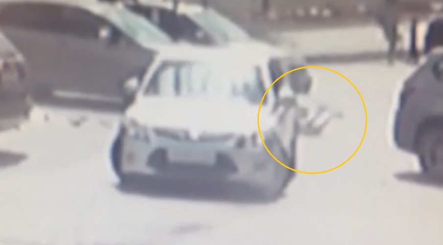 Абсурдное ДТП с участием автоледи и случайной прохожей попало на видео