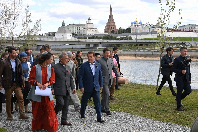 Минниханов осмотрел благоустроенную территорию вдоль Кремлевской транспортной дамбы