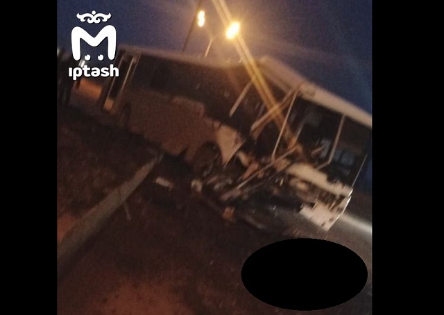 Mash: в Татарстане тягач протаранил автобус с вахтовиками, есть погибшие