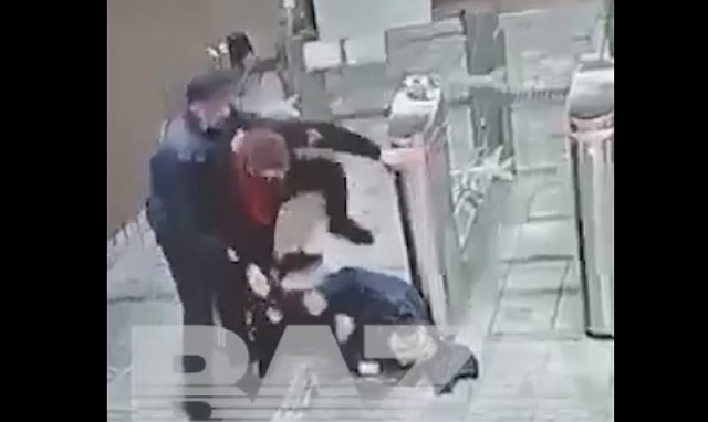 Пьяный неадекват жестко избил женщину-контролера на ж/д станции в Подмосковье - видео