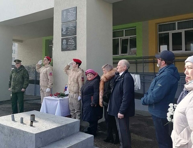 Имя погибшего в СВО татарстанца Станислава Большакова увековечили на фасаде школы