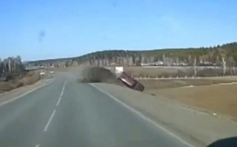 На видео попал момент смертельной аварии с микроавтобусом в Башкирии