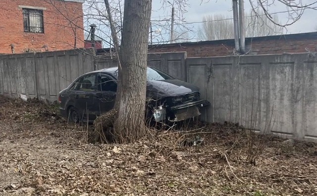Влетевший в забор после столкновения с грузовиком водитель иномарки погиб в Татарстане