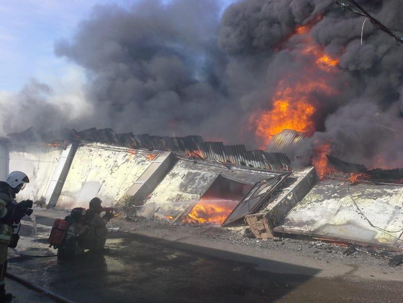 Открытое горение на складе в Казани ликвидировано, опасности распространения нет