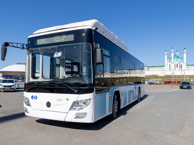 Мэру Казани презентовали новый газомоторный автобус LOTOS