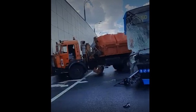 В Москве  рейсовый автобус протаранил грузовик – видео