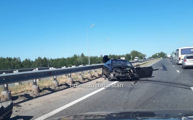 В Казани кабриолет превратился в груду металла после столкновения с трактором – видео