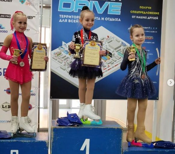 «Веселые льдинки»: Дочь Пескова и Навки выиграла соревнования по фигурному катанию