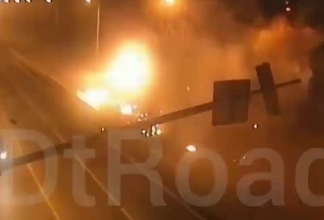 Огненное ДТП: водитель Audi заживо сгорел после столкновения со столбом — видео