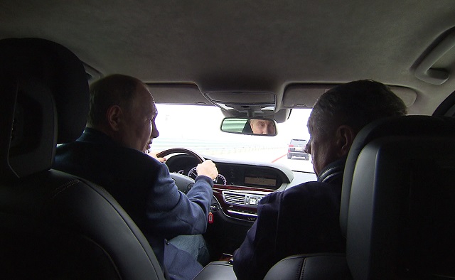Видео: Путин за рулем авто проехал по восстановленному после теракта Крымскому мосту