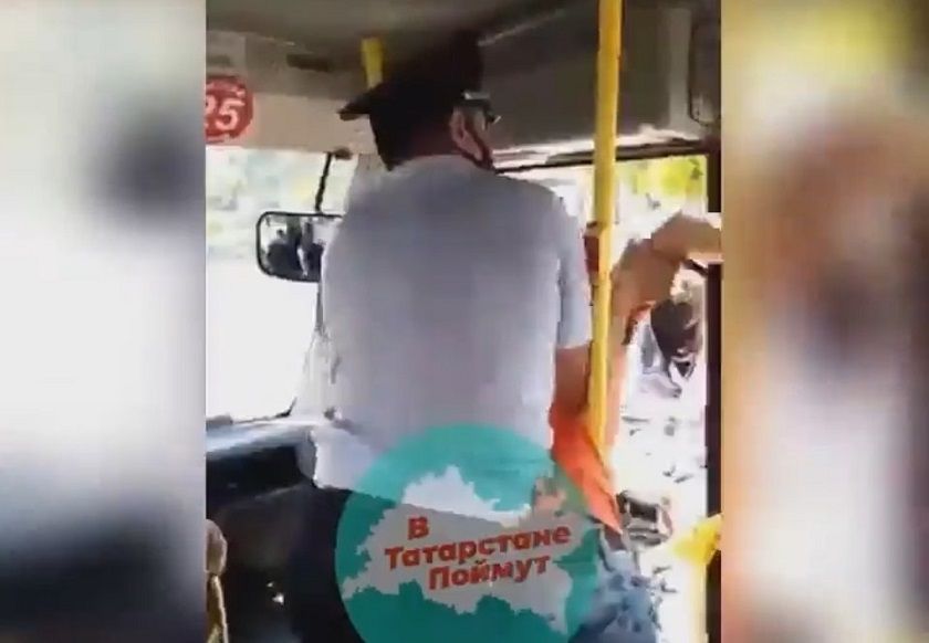 Видео: в Челнах полиция применила силу, вытаскивая пассажира автобуса 