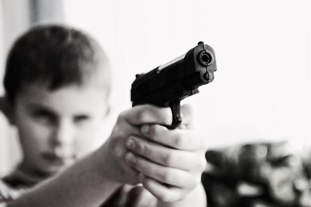 В Казани ученик второго класса перепугал сверстников найденным пистолетом