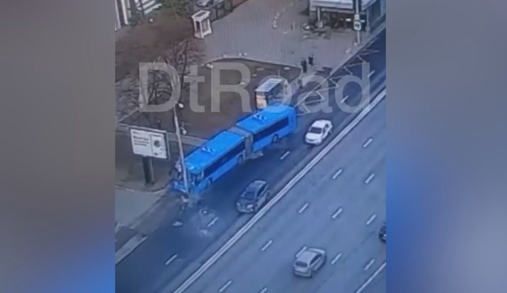 Видео: пассажирский автобус влетел в фонарный столб в центре Москвы