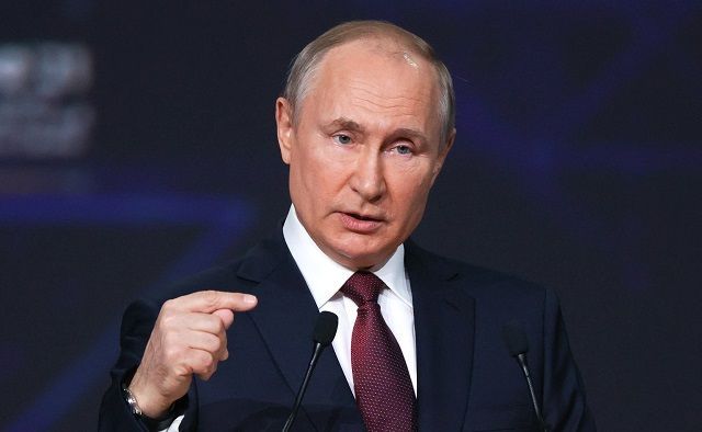 Владимир Путин поручил проработать вопрос платной вакцинации иностранцев в РФ