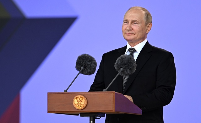 Путин: российский народ гордится своей армией и флотом 