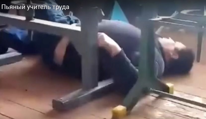 Ученики одной из школ Татарстана сняли на видео падение пьяного трудовика
