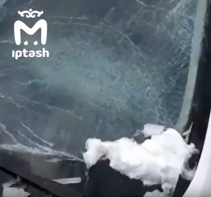 В Казани упавшая с надземного перехода глыба льда пробила стекло в иномарке - видео