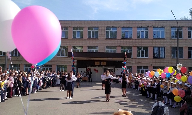 Школьников Татарстана обязали начинать занятия с поднятия двух государственных флагов