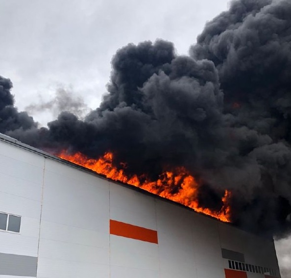 В промышленной зоне Нижнекамска вспыхнул крупный пожар 