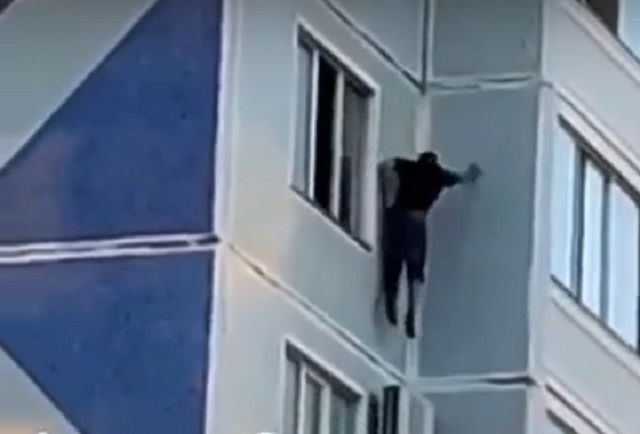Падение парня с восьмого этажа дома в Нижнекамске попало на видео