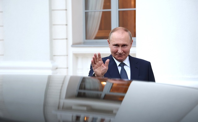 Кремль: вокруг Путина сохраняются жесткие меры эпидемиологической безопасности