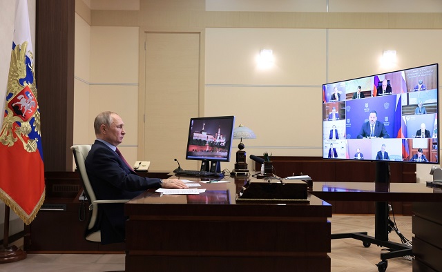 Путин поддержал инициативу Минцифры об эксперименте с цифровым паспортом