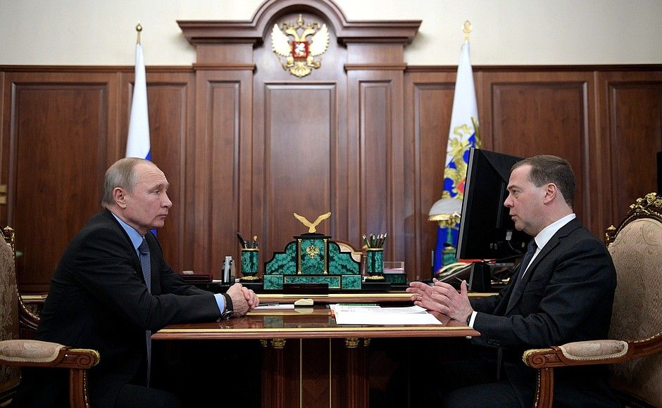 Медведев ушел в отставку после послания Путина Федеральному собранию