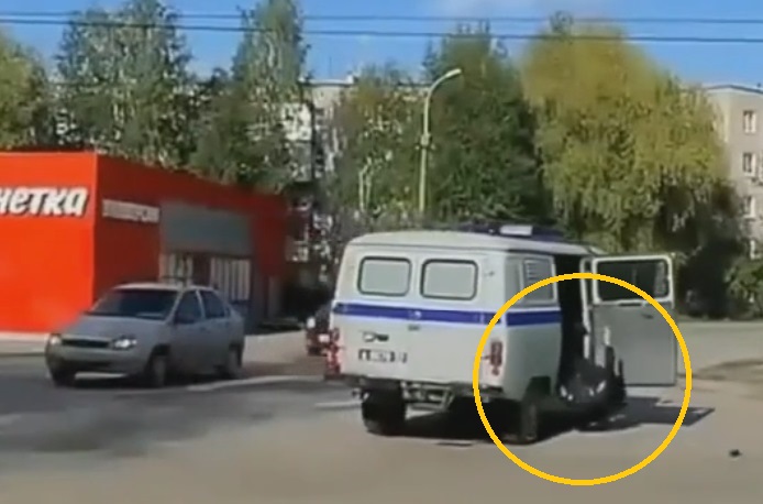 Видео: полицейский катапультировался из движущейся «буханки»