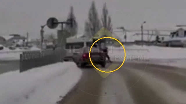 Подросток выпал из движущейся маршрутки в Набережных Челнах — видео