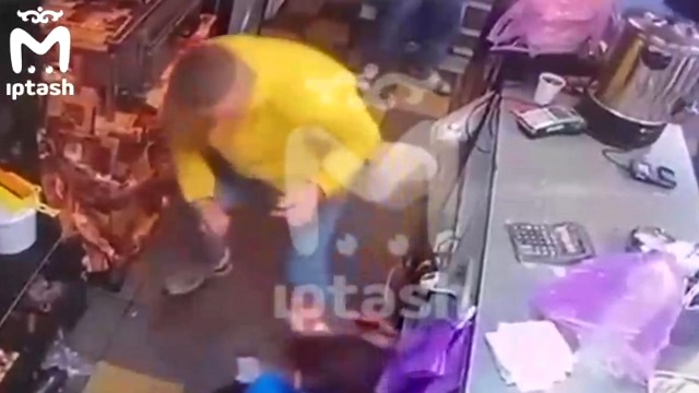 Избиение сотрудника шаурмичной агрессивными посетителями попало на видео в Казани