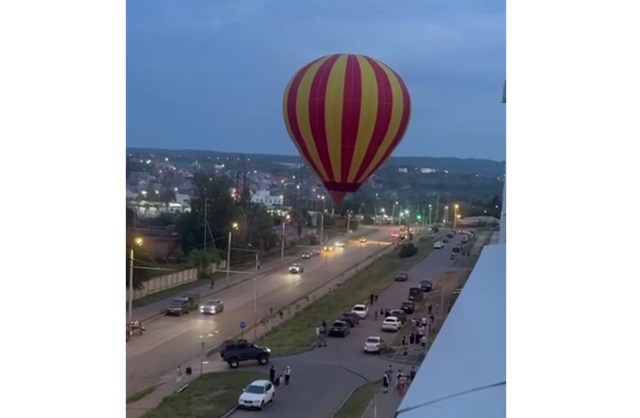 В Татарстане на видео сняли, как огромный воздушный шар приземлился между жилыми домами