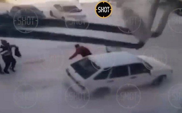 Невероятное спасение автомобилиста в момент обрушения теплотрассы попало на видео