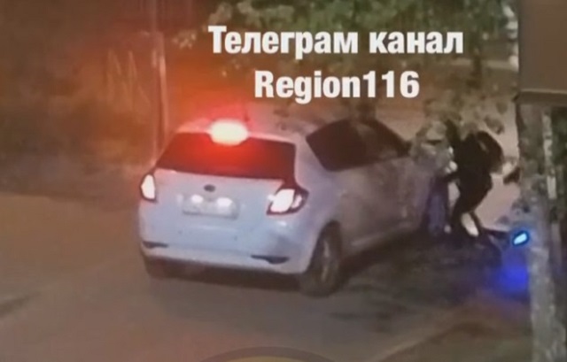Жесткое столкновение самокатчика с иномаркой попало на видео в Казани