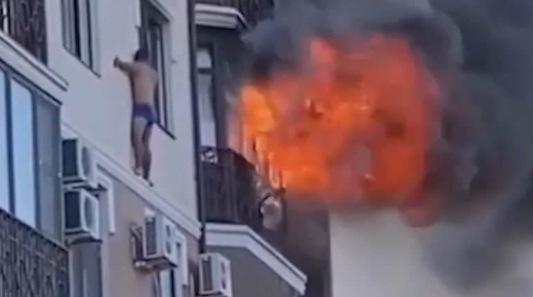 Хозяину вспыхнувшей квартиры пришлось спасаться на карнизе - видео