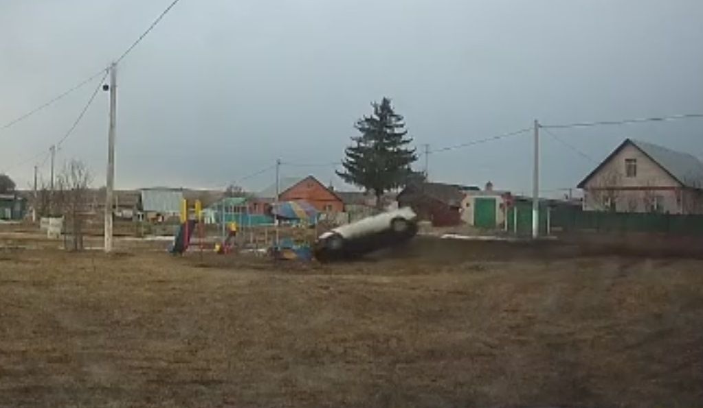 В Татарстане детскую площадку снесло пролетающее мимо авто - видео