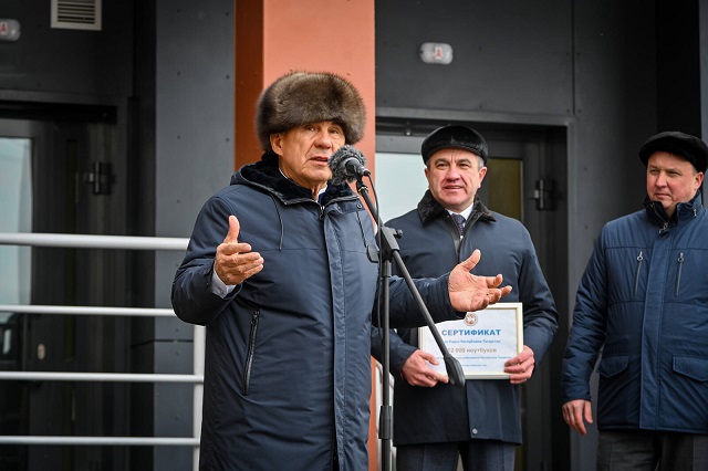 Минниханов принял участие в заселении соципотечного дома для учителей в Казани