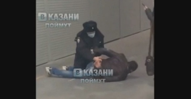 Жестокое задержание семейной пары на рынке под Казанью сняли на видео