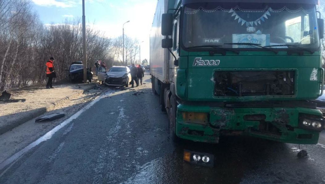В Казани дама на «Ладе» протаранила грузовик и влетела в столб