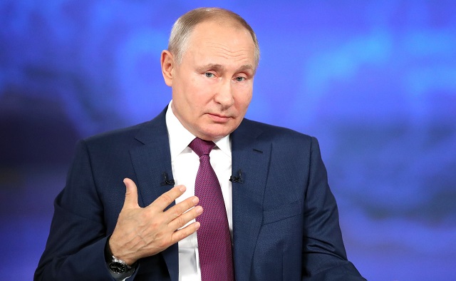 Песков сравнил эффективность работы «Спутника V» и Путина