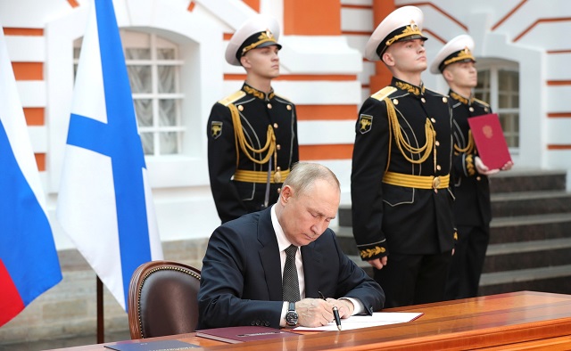 Путин: в новой Морской доктрине обозначены границы и зоны национальных интересов РФ