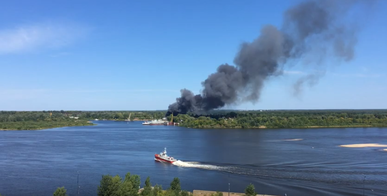 В Нижнем Новгороде сгорел теплоход «Святая Русь» (ВИДЕО)