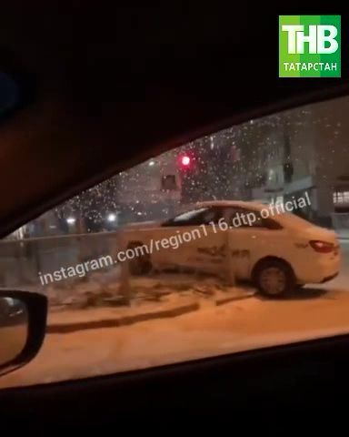 В Казани на улице Чистопольская водитель такси протаранил забор