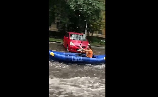 «Московская Венеция»: житель мегаполиса проплыл на надувной лодке по затопленным улицам